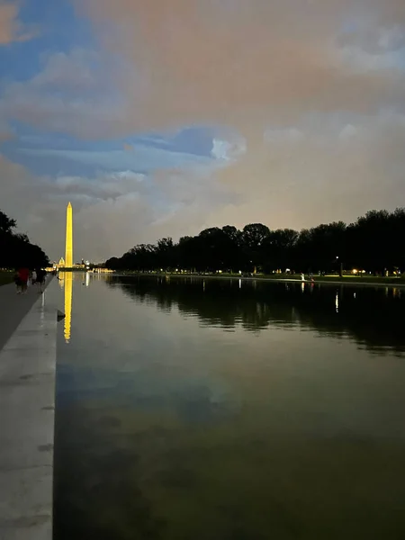 Noche Monumento Washington Reflejando Estanque Con Atardecer Tormentoso —  Fotos de Stock