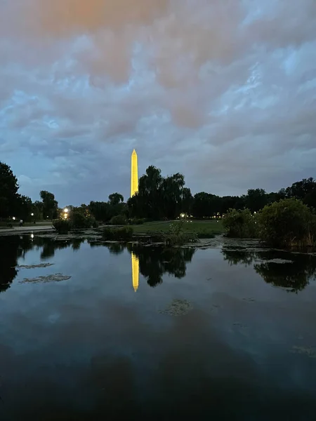 Washington Anıtı Nda Fırtınalı Gün Batımını Yansıtan Bir Gölet — Stok fotoğraf