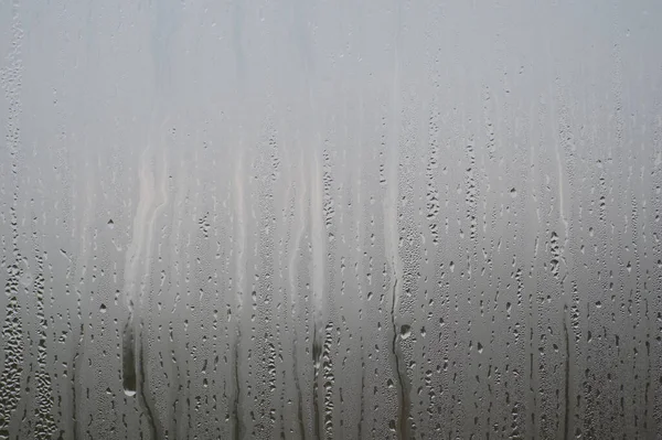 Gotas Agua Sobre Vidrio Empañado Con Gradiente Brillo Gris Contexto — Foto de Stock