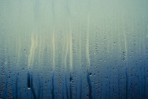 Gotas Agua Vidrio Empañado Con Gradiente Brillo Fondo Azul Silenciado — Foto de Stock