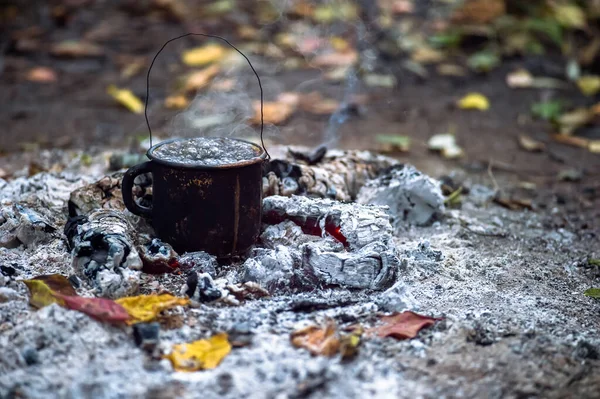 Metallschwarzer Rußiger Becher Mit Kochendem Wasser Auf Den Kohlen Eines — Stockfoto
