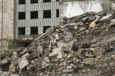 Tuğla bloğu, beton parçaları ve yıkılan binanın diğer inşaat enkazı..