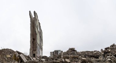 Panorama. Binanın duvarında gri beton döküntüler ve inşaat atıkları var..