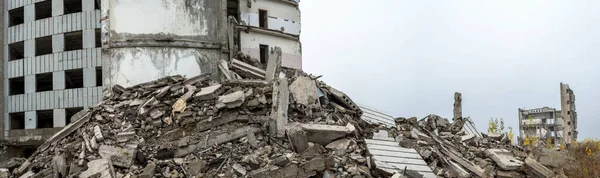 Beton kalıntıları ve inşaat enkazı panoraması. Arkaplan. — Stok fotoğraf