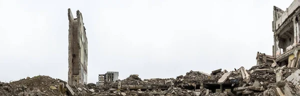 Панорама Залишки Будівлі Купами Сірого Бетонного Щебеню Окремою Зруйнованою Стіною — стокове фото