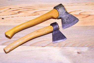 Büyük ve küçük marangoz baltaları pürüzsüz ahşap bir yüzey üzerinde, üst manzara. Arkaplan.