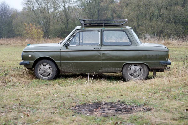 Bil varumärke Zaporozhets på bakgrunden av naturen i höst Ryssland, Kursk region, Zheleznogorsk, oktober 2020 — Stockfoto
