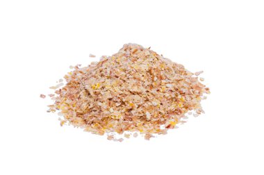 Mısır kepeği, izole edilmiş beyaz arka planda bir yığın halinde istiflenir.