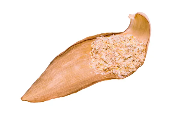 Otręby kukurydziane są ułożone na suchym brązowym liściu kukurydzy pociętym na białym tle — Zdjęcie stockowe