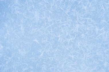 Düz bir yüzeyde desenli beyaz don olan buz mavisi. Arkaplan.