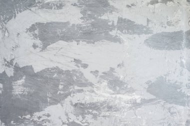 Boyalı duvar gri tonda açık-koyu renktedir. Arkaplan