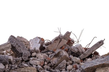 Yıkılmış bir binanın beton enkazı beyaz arka planda izole edilmiş..