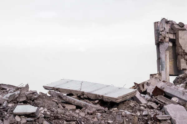 Uma Laje Concreto Cinza Fica Cima Uma Pilha Escombros Contra — Fotografia de Stock