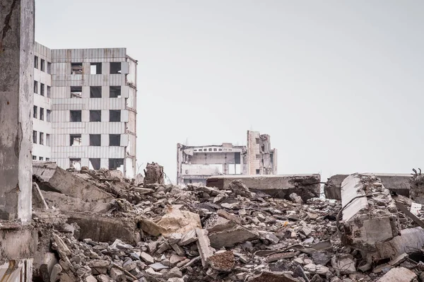 Uma Pilha Destroços Construção Grandes Destroços Concreto Contra Fundo Edifício — Fotografia de Stock