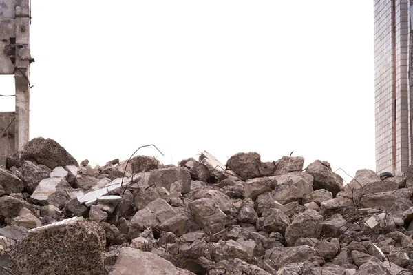 Een Stapel Bouwpuin Grote Betonnen Wrakstukken Tegen Achtergrond Van Een — Stockfoto