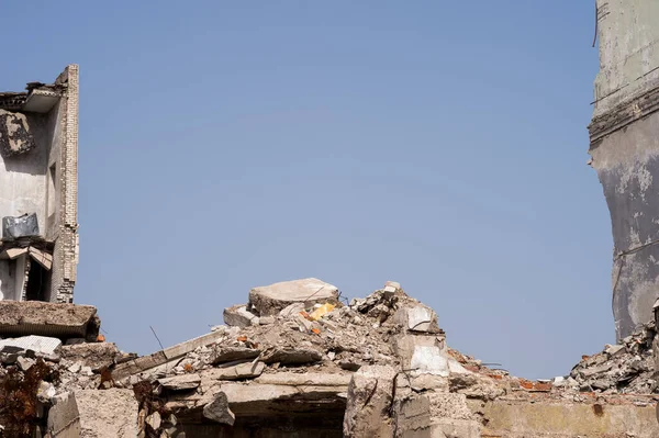 Een Stapel Bouwpuin Een Geruïneerde Fundering Tegen Een Blauwe Wolkenloze — Stockfoto