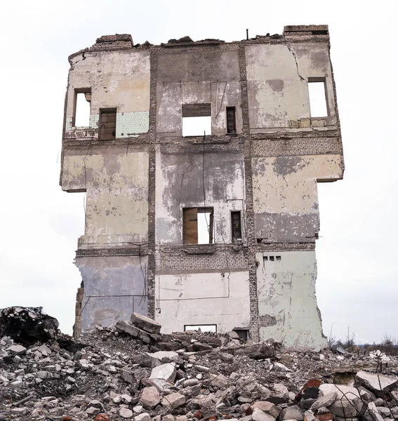 Panorama Parede Sombria Pitoresca Dos Restos Uma Casa Destruída Contra — Fotografia de Stock