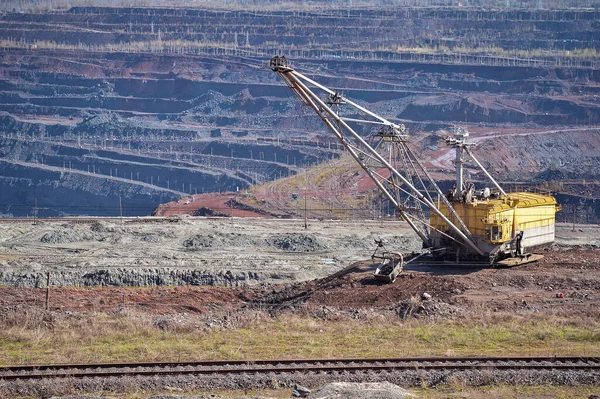 Excavadora Pie Vía Férrea Fondo Parte Cantera Mineral Hierro Antecedentes — Foto de Stock