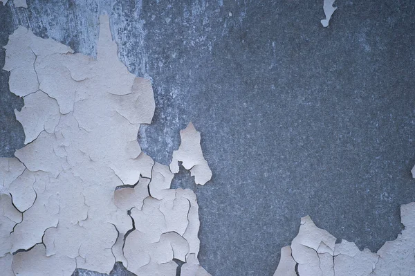 Una Pared Hormigón Gris Con Restos Pintura Blanca Bellamente Agrietada — Foto de Stock