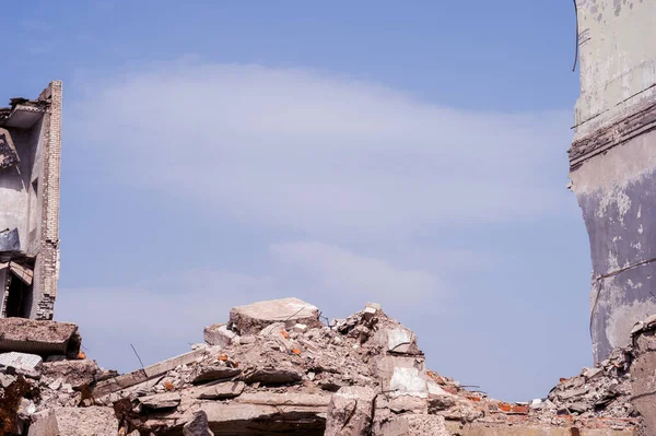 Ruínas Edifício Com Uma Pilha Escombros Concreto Primeiro Plano Contra — Fotografia de Stock