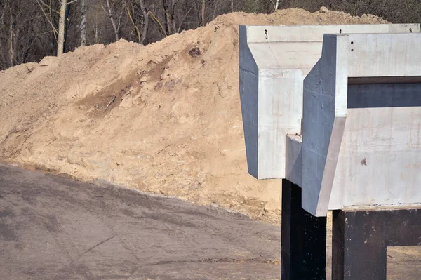 Betong Monolitisk Plattform Järnvägsbron Metall Stöder Närbild Bakgrunden Marken För — Stockfoto