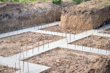 Bir kır evi inşaatının temelinin somut bir çözümü dökülüyor. Arkaplan.