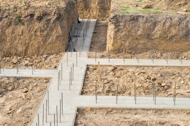 Bir kır evi inşaatının temelinin somut bir çözümü dökülüyor. Arkaplan.