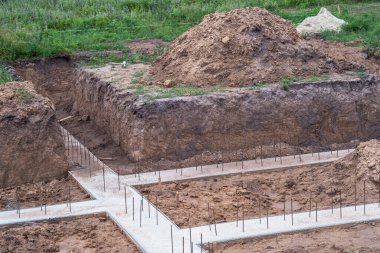 Bir kır evi inşaatının temelinin somut bir çözümü dökülüyor. Arkaplan.