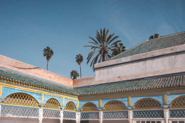 El Bahia Sarayı, Marakeş, Fas 'taki boş avluya ve renkli geleneksel Arap avlusuna bakın. Mavi gökyüzü ve bulutsuz güneşli bir günde seyahat konsepti fotoğrafı. Arka planda palmiye ağaçları.