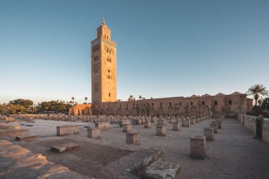Marakeş, Fas, Kuzey Afrika 'nın Medine semtindeki Koutoubia Camii minaresi. Mavi gökyüzü güneşli bir günde gün batımı manzarası.