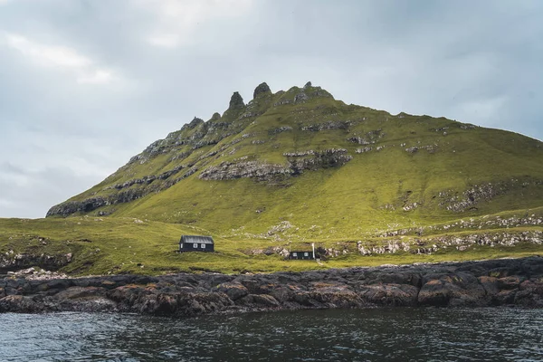 Top vista composição vertical com o icônico portão Drangarnir, Tindholmur e mykines ilha no fundo, Ilhas Faroé — Fotografia de Stock