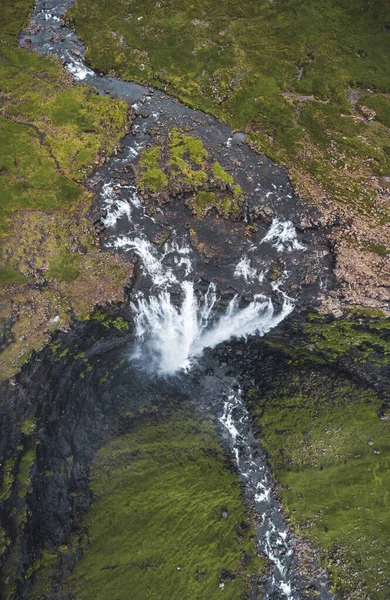 フォッサの滝、フェロー諸島で最も高い滝の空中ビュー。この二重の滝は高さ459フィートで、海に流れ落ちる. — ストック写真