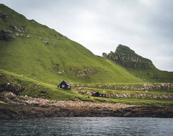 Top vista composição vertical com o icônico portão Drangarnir, Tindholmur e mykines ilha no fundo, Ilhas Faroé — Fotografia de Stock