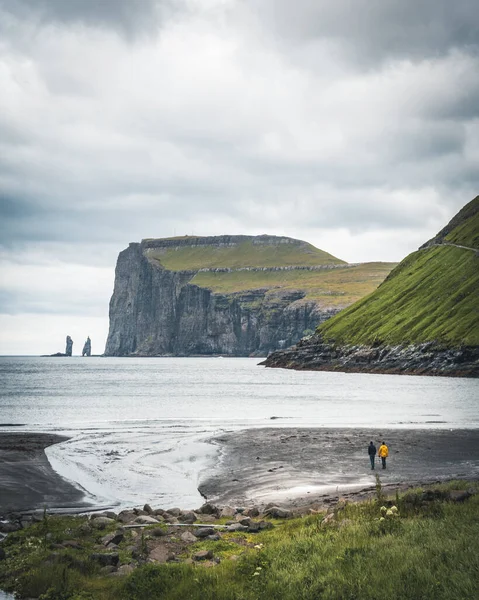 Risin és Kellingin sziklák a tengerben, a Tijornuvik-öbölből nézve Streymoy-on, a Feröer-szigeteken, Dánia, Európa — Stock Fotó