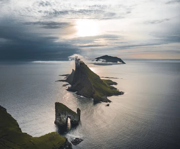 在法罗群岛Vagar岛上的Drangarnir和Naquholmur，在北大西洋日落时的无人驾驶飞机俯瞰。法罗群岛、丹麦、欧洲. — 图库照片