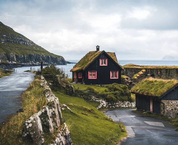 Kirkjuboargardur, chiamata anche Roykstovan, è una fattoria storica e museo a Kirkjubour, Isole Faroe. Costruita nell'XI secolo è una delle più antiche case in legno ancora abitate del mondo. — Foto Stock