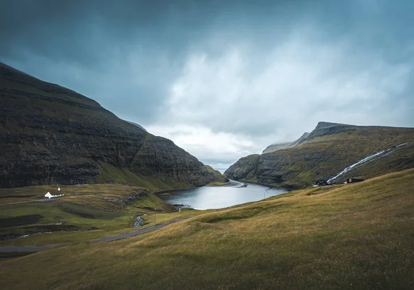 La vecchia chiesa luterana nel villaggio di Saksun con vista sul saksun falley sull'isola di Streymoy, Isole Faroe, Danimarca — Foto Stock