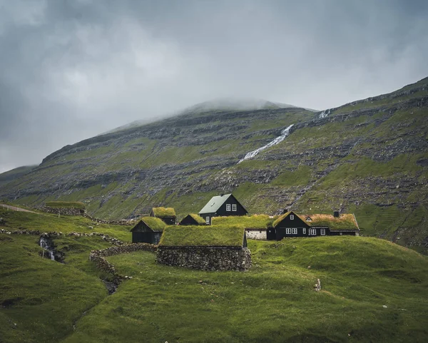Водопады в деревне Саксун на Фарерских островах. Вокруг нет людей, традиционные каменные дома. — стоковое фото