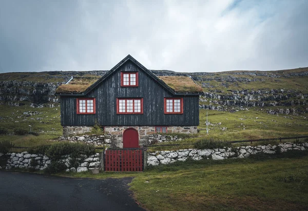 Kirkjuboargardur, también llamado Roykstovan, es una granja histórica y museo en Kirkjubour, Islas Feroe. Construido en el siglo XI es una de las casas de madera más antiguas aún habitadas del mundo. — Foto de Stock