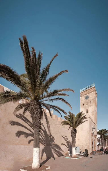 Essaouira, Morocco, December 30, 2019: Medina entrance tower and old city walls in costal town Essaouira, Morocco. — 스톡 사진