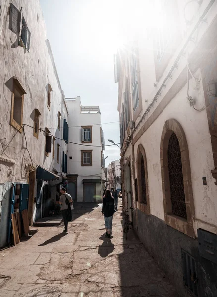 Essaouira, Marokko, 30. Dezember 2019: Farbenfrohe Straßen der Küstenstadt Essaouira in Marokko. — Stockfoto