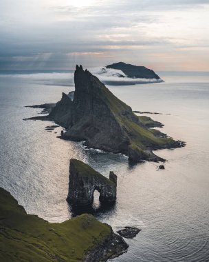 Faroe Adaları Vagar 'daki Drangarnir ve Tindholmur, Kuzey Atlantik Okyanusu' nda günbatımında hava aracı görüntüsü. Faroe Adaları, Danimarka, Avrupa.