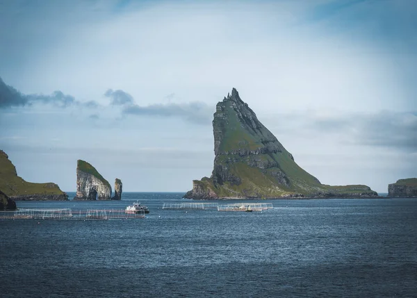 Top vista composição vertical com o icônico portão Drangarnir, Tindholmur e mykines ilha no fundo, Ilhas Faroé — Fotografia de Stock