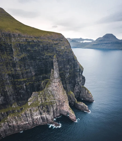 Faroe Adaları Trollkonfingur kayası, Vagar Adası 'ndaki Cadıların Parmağı olarak da bilinir. Trollkonfingur, Faroe Adaları 'ndaki Sandavagur köyünün doğusunda bulunan bağımsız bir deniz taşıdır..