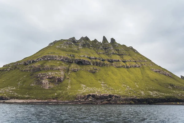上图垂直构图，背景为法罗群岛，具有标志性的Drangarnir门、 Naquholmur和mykines岛 — 图库照片