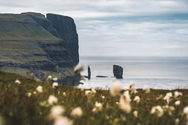 Risin und Kellingin Felsen im Meer, gesehen von der Bucht von Tijornuvik auf Streymoy auf den Färöern, Dänemark, Europa — Stockfoto