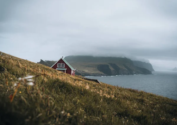 Uitzicht Naar de vuurtoren op het eiland Mykines Holmur, Faeröer Islandson een bewolkte dag met uitzicht op de Atlantische Oceaan. — Stockfoto