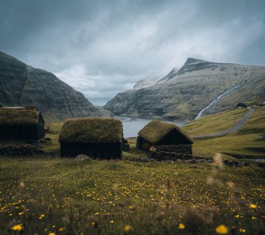 Danimarka 'nın Faroe Adaları' ndaki Streymoy Adası 'ndaki Saksun Şelalesi manzaralı Saksun köyündeki eski Lüteryen kilisesi.