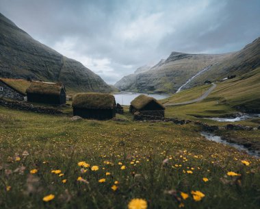 Danimarka 'nın Faroe Adaları' ndaki Streymoy Adası 'ndaki Saksun Şelalesi manzaralı Saksun köyündeki eski Lüteryen kilisesi.