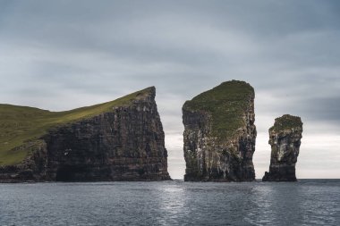 Tindholmur adaları ile ünlü Drangarnir uçurumunun yakın plan çekimi bahar ayının erken saatlerinde Danimarka 'nın Faroe Adası kıyı şeridi Avrupa' da çekildi.
